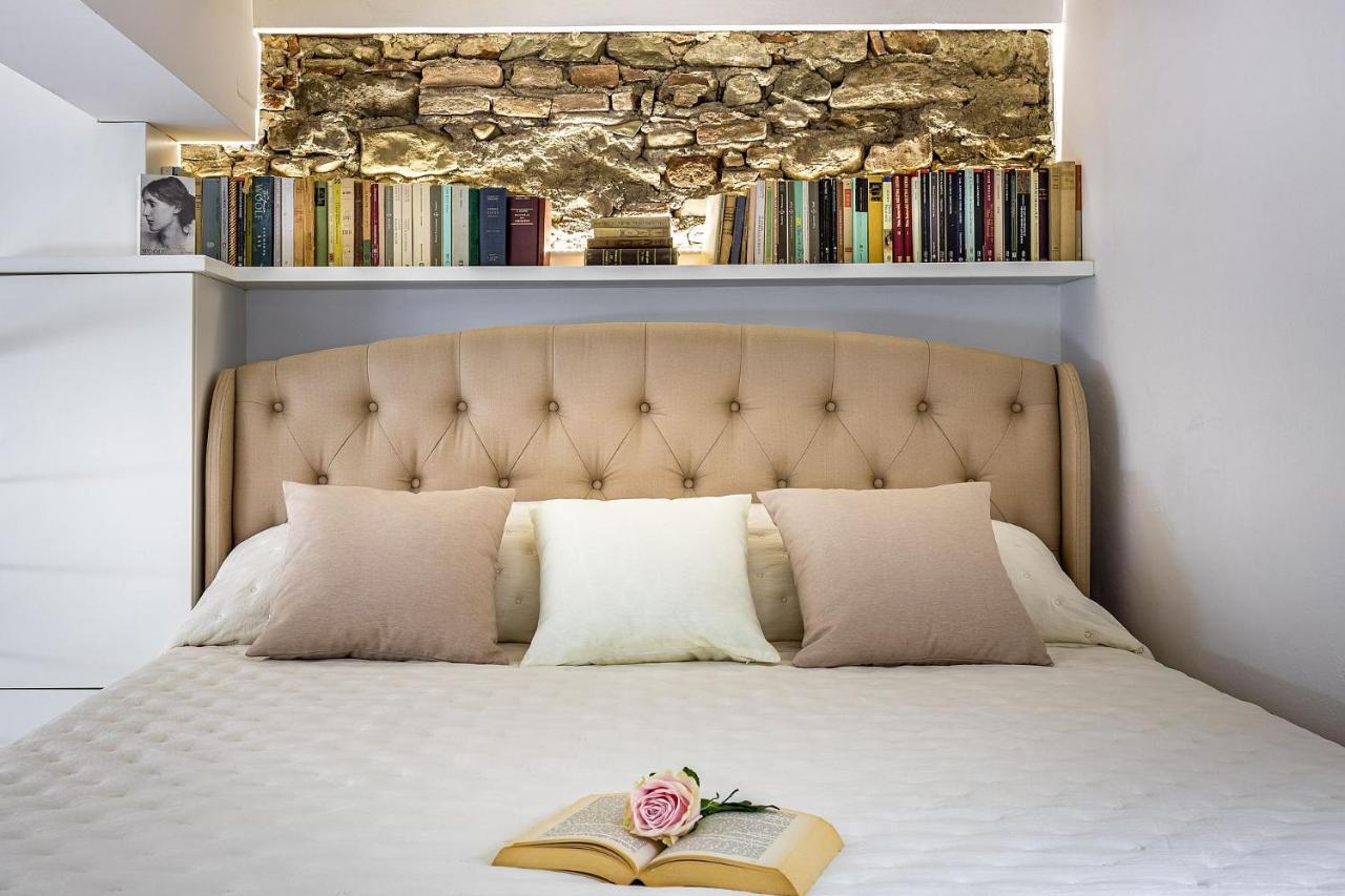 The House Of Books Apartment *