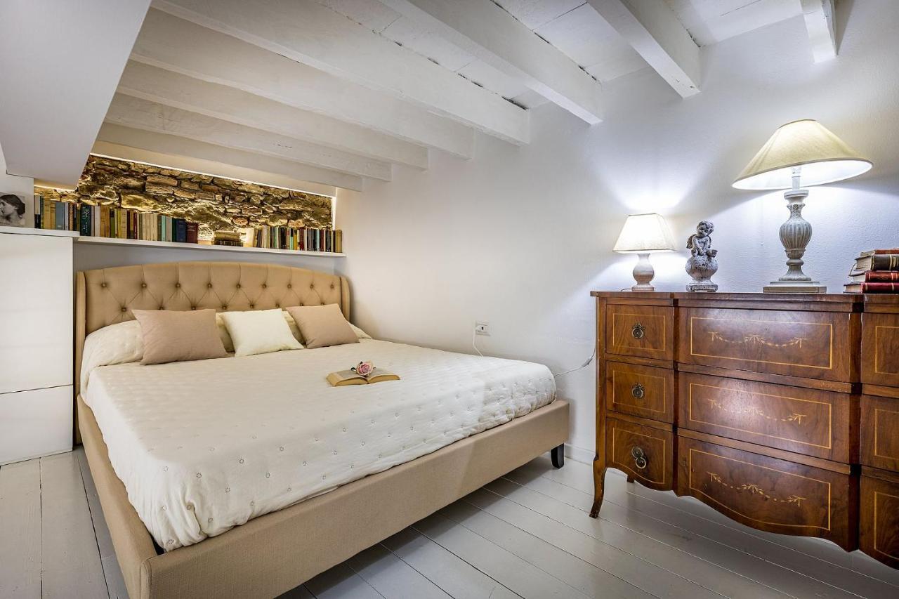 The House Of Books Apartment